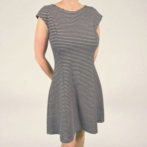 CLEARANCE! GAP Striped A-Line Dress Size 2 GUC - Picture 3 of 5
